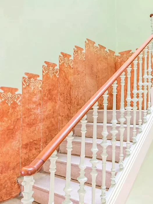 Elegante escalera modernista del Hotel Noucentista con mosaicos hidráulicos