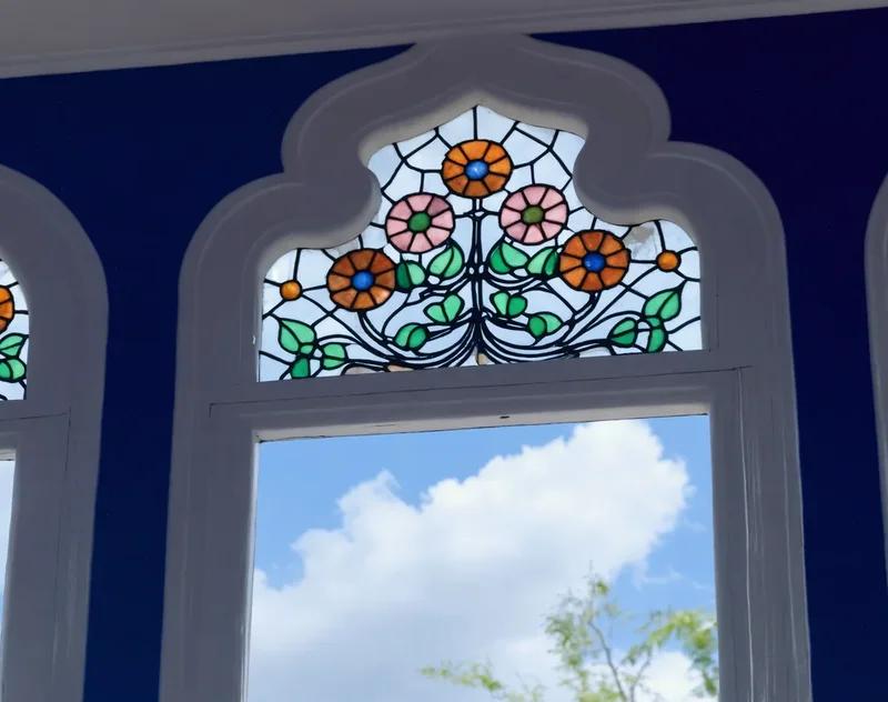 Vidrieras modernistas con motivos florales en colores del Hotel Noucentista