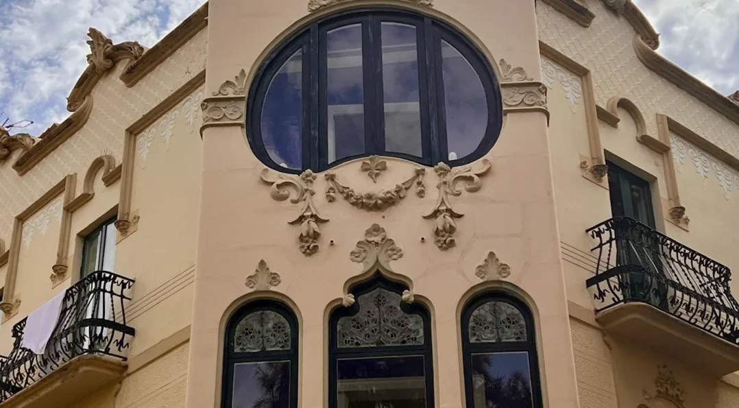 Hotel Noucentista — fachada modernista con ornamentos tallados en el centro de Sitges