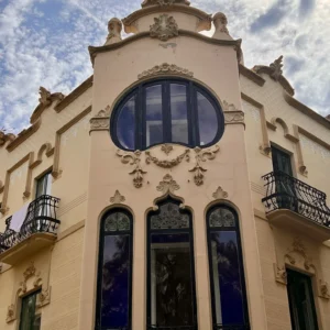 Hotel Noucentista — fachada modernista con ornamentos tallados en el centro de Sitges
