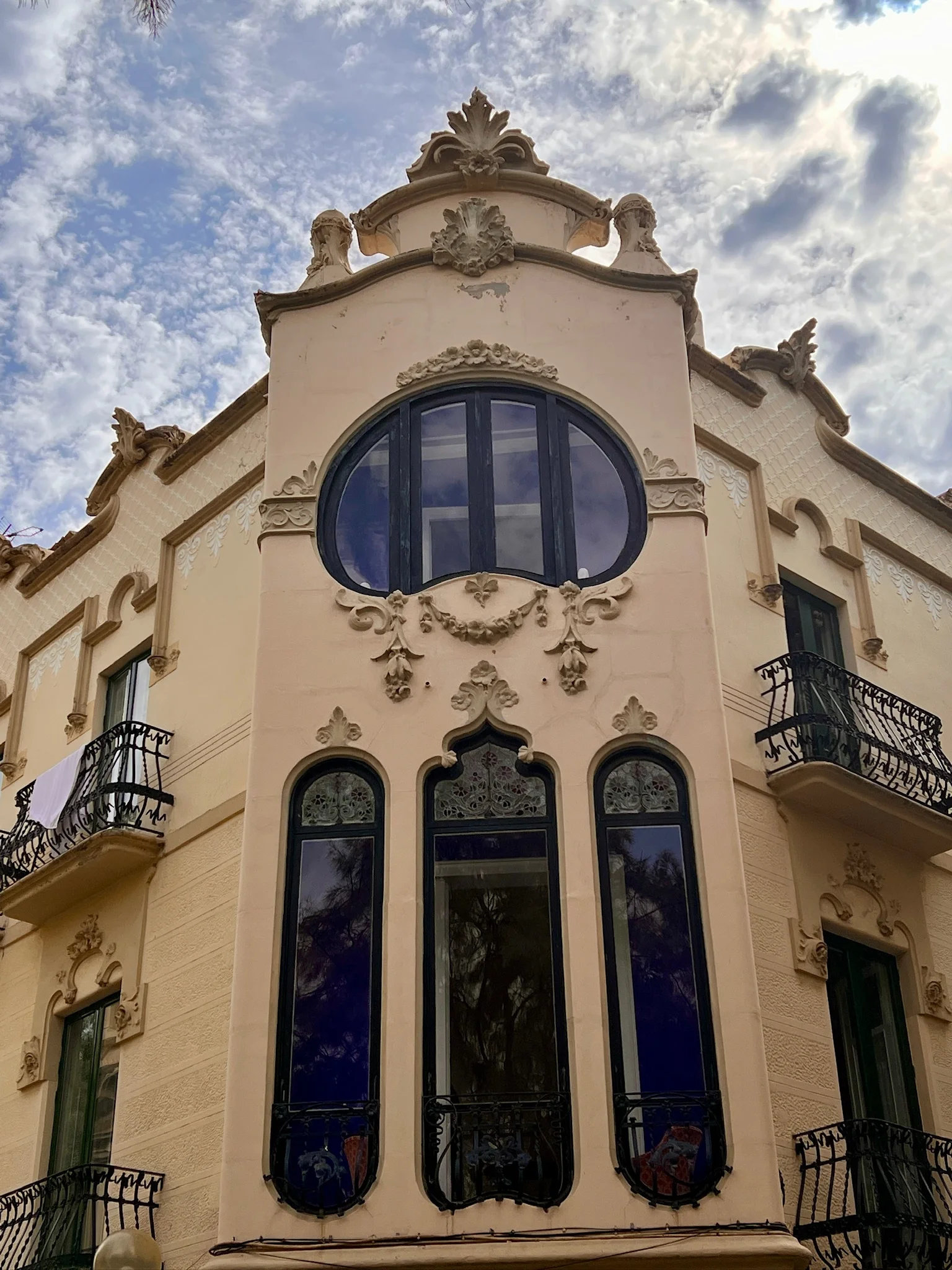 Hotel Noucentista — Jugendstil-Fassade mit verzierten Ornamenten im Zentrum von Sitges