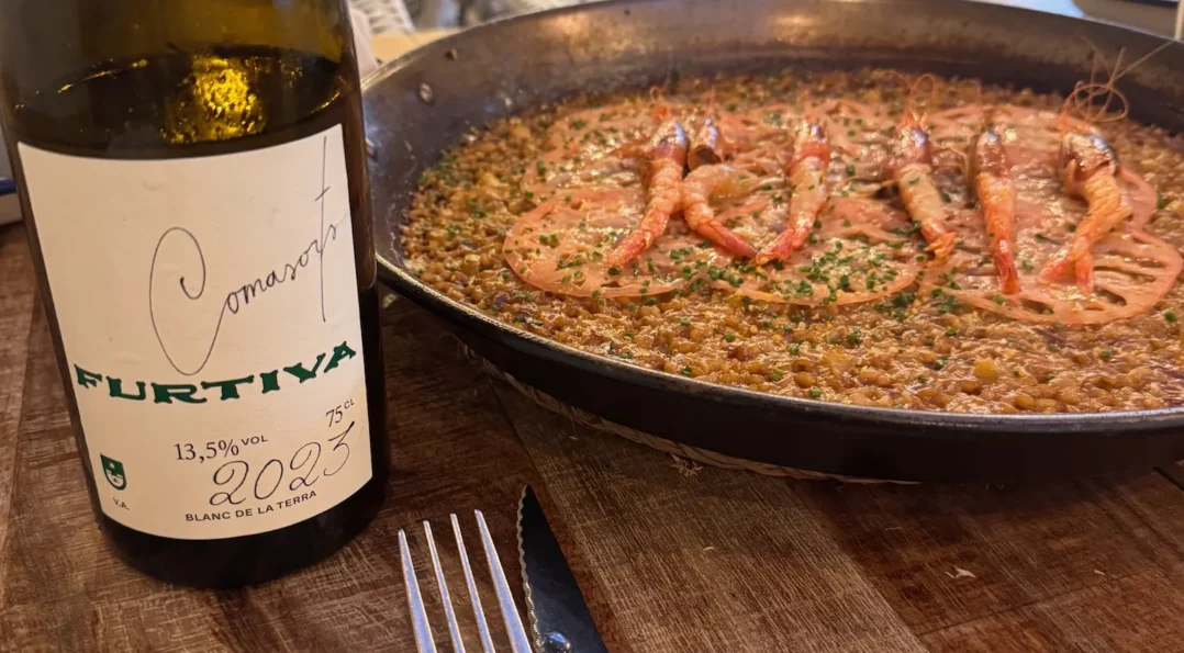 Arròs mit Gambas und Weißwein aus dem Penedès in einem Restaurant in Sitges
