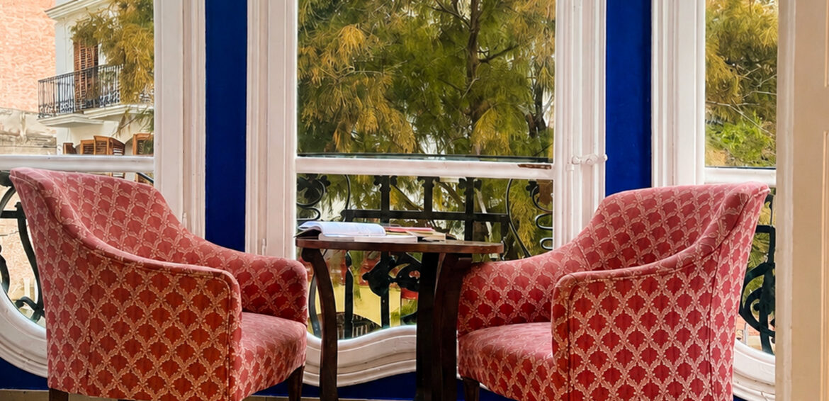 Suite del Hotel Noucentista — detalles modernistas y decoración boutique refinada