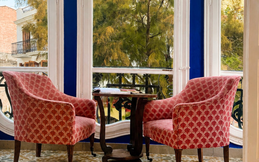 Suite del Hotel Noucentista — detalles modernistas y decoración boutique refinada