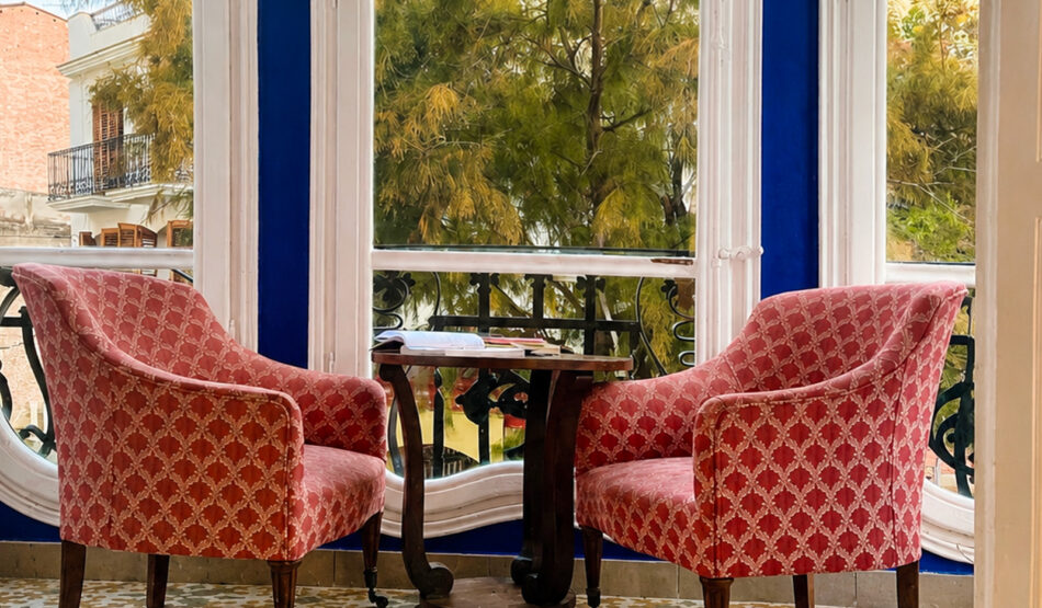 Suite del Hotel Noucentista — detalles modernistas y decoración boutique refinada