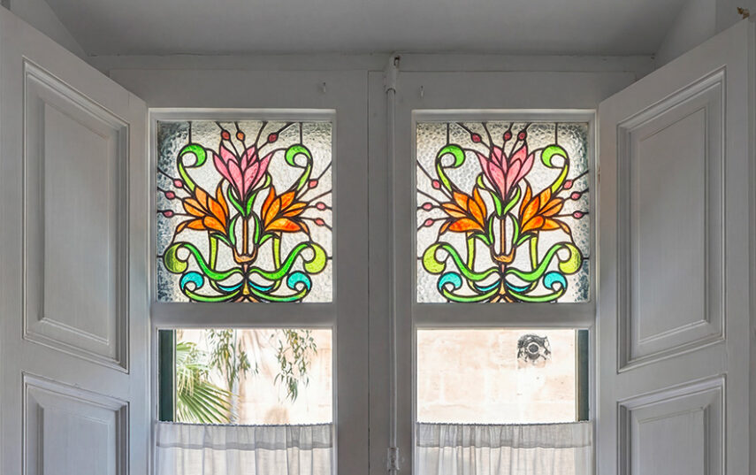 Habitación individual del Hotel Noucentista con decoración modernista y confort moderno