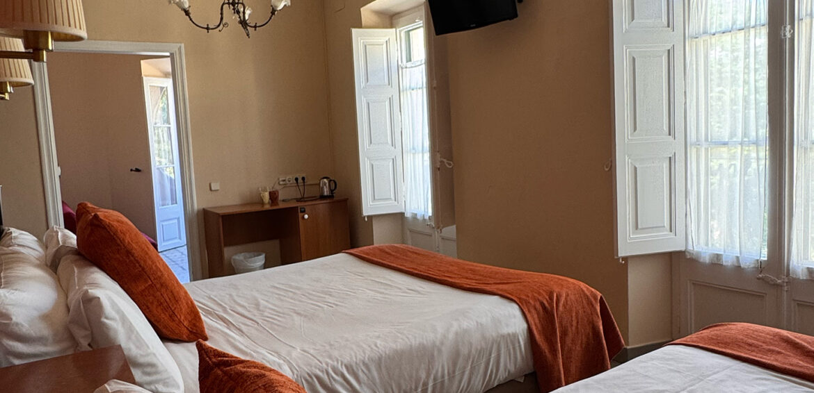Triple-Suite mit Galerie im Hotel Noucentista in Sitges, Ansicht 3