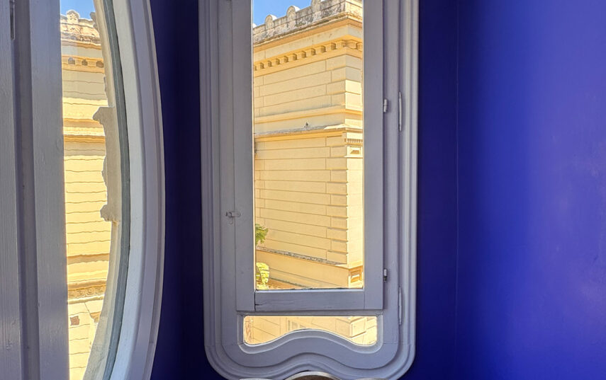 Suite triple con galería del Hotel Noucentista en Sitges, vista 2