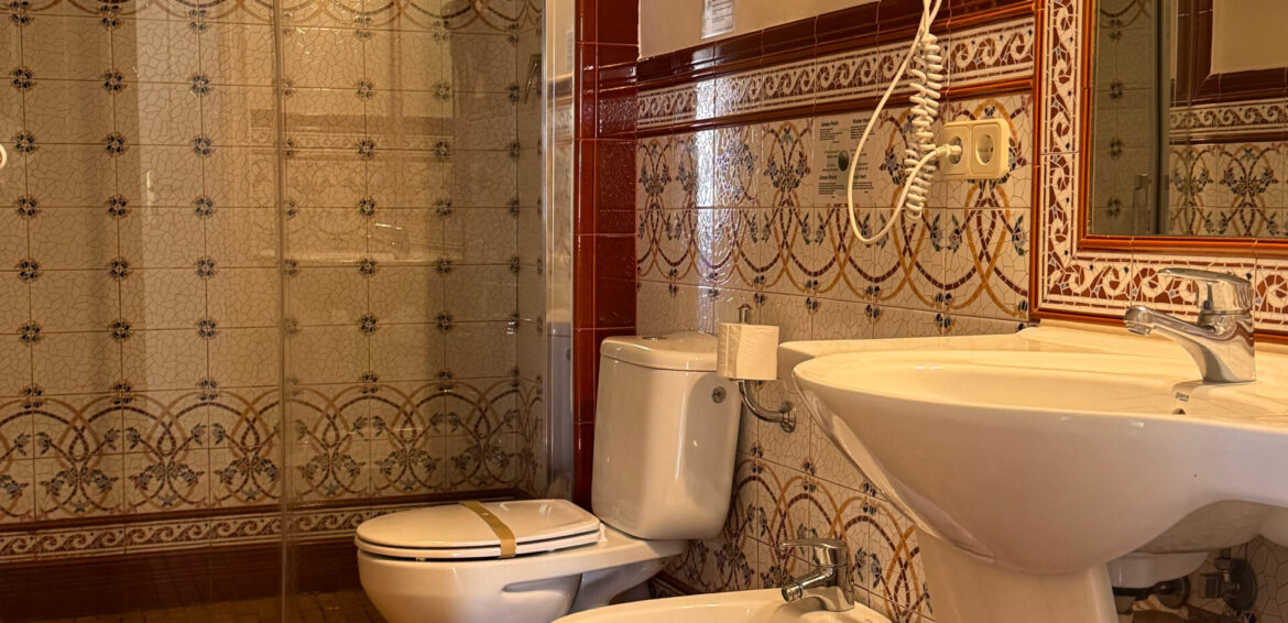 Triple-Suite mit Galerie im Hotel Noucentista in Sitges, Ansicht 4