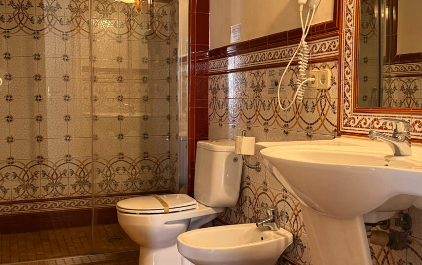 Suite triple con galería del Hotel Noucentista en Sitges, vista 4