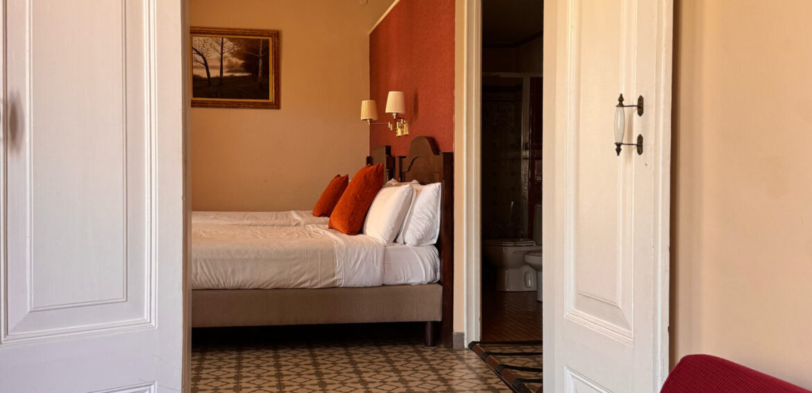 Triple-Suite mit Galerie im Hotel Noucentista in Sitges, Ansicht 5