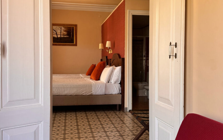 Suite triple con galería del Hotel Noucentista en Sitges, vista 5
