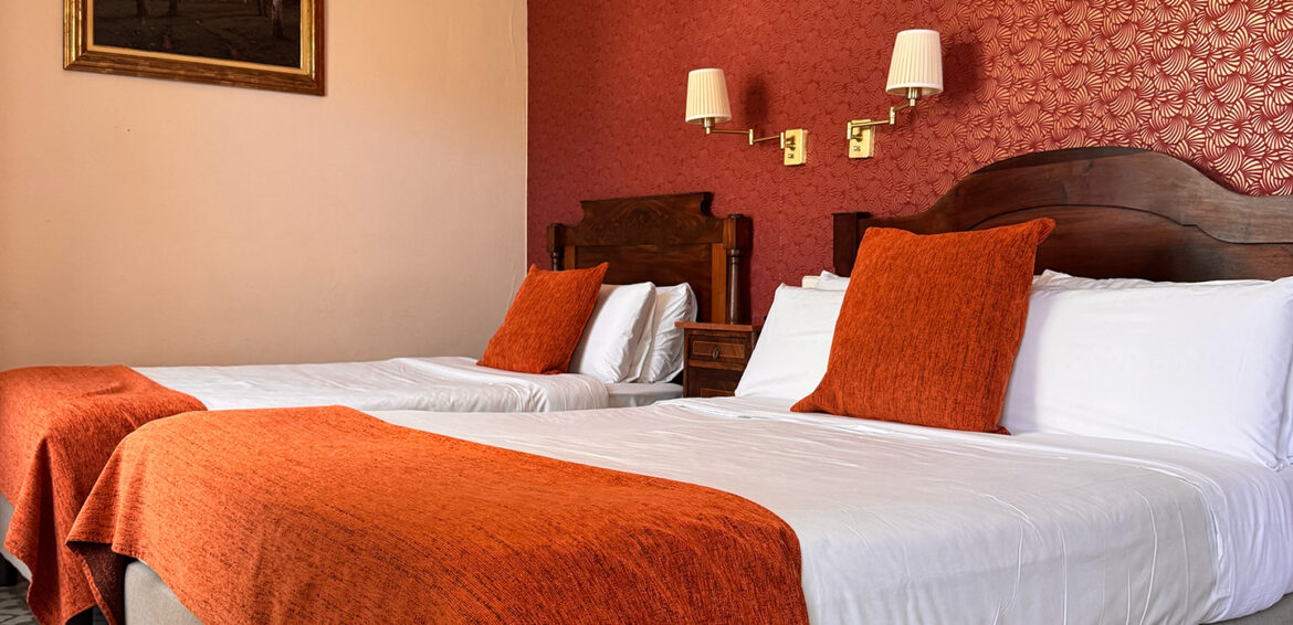 Triple-Suite mit Galerie im Hotel Noucentista in Sitges, Ansicht 1