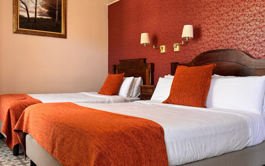 Suite triple con galería del Hotel Noucentista en Sitges, vista 1