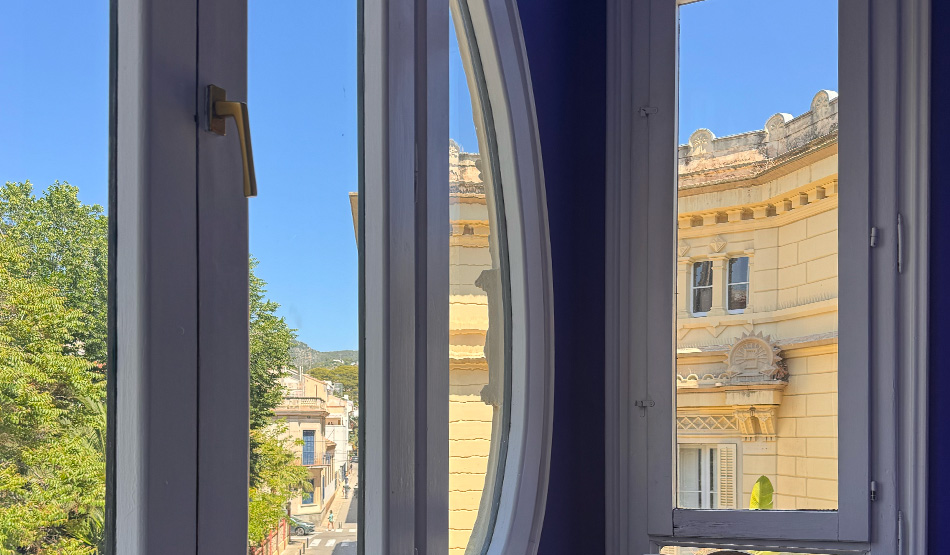 Hotel Noucentista, edificio modernista histórico en el centro de Sitges