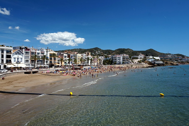 Playa de Sant Sebastià en Sitges — tranquila cala de arena junto al casco antiguo