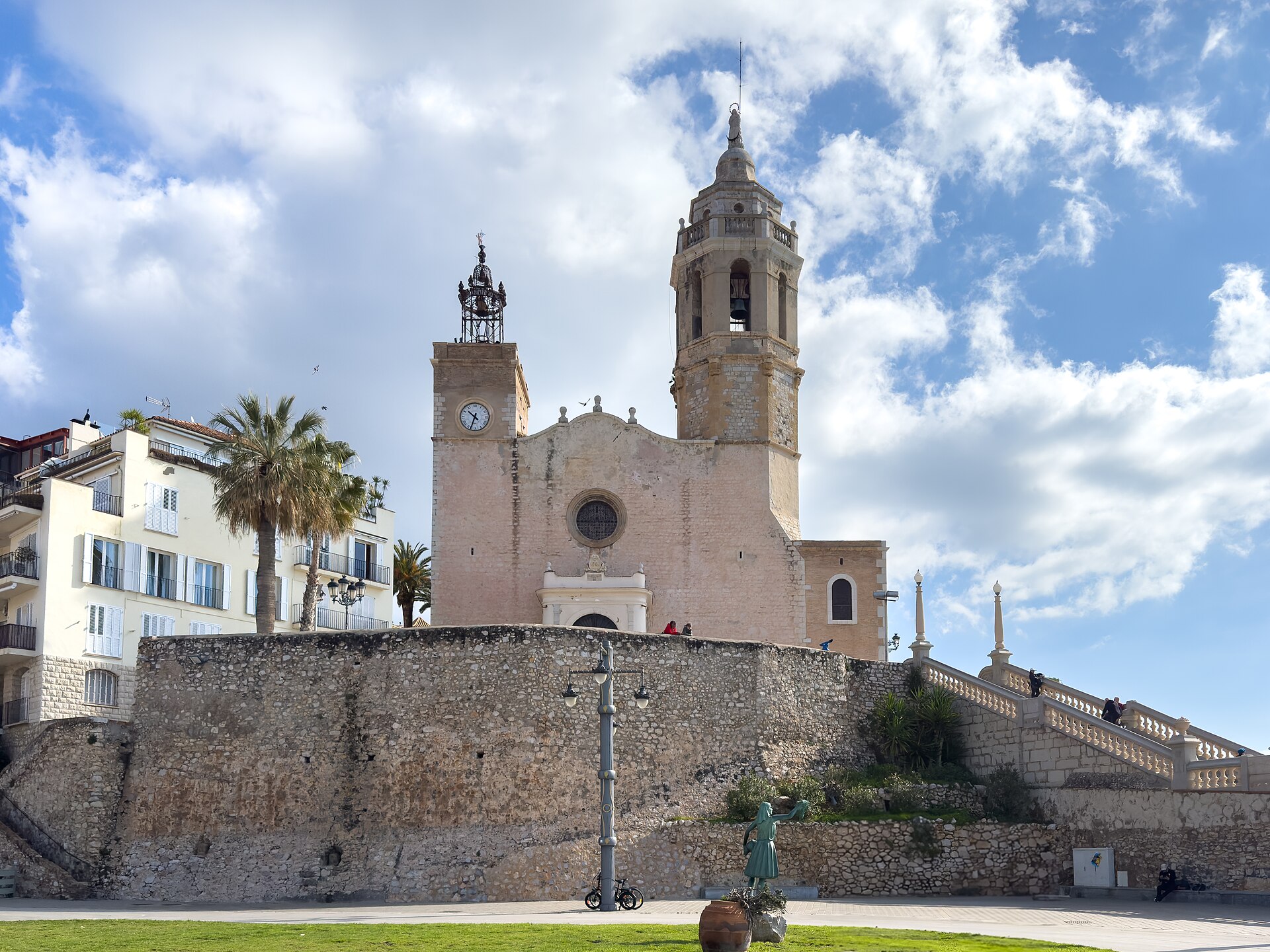 Iglesia de Sant Bartomeu i Santa Tecla en Sitges — parroquia del siglo XVII sobre el cabo