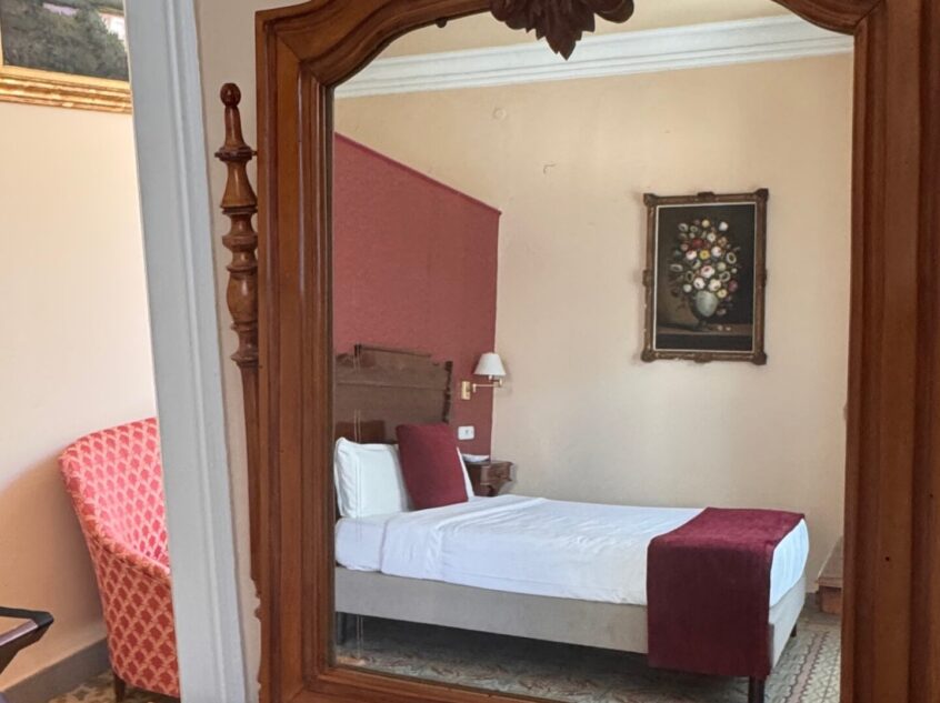 Interior boutique del Hotel Noucentista con mosaicos hidráulicos y mobiliario modernista