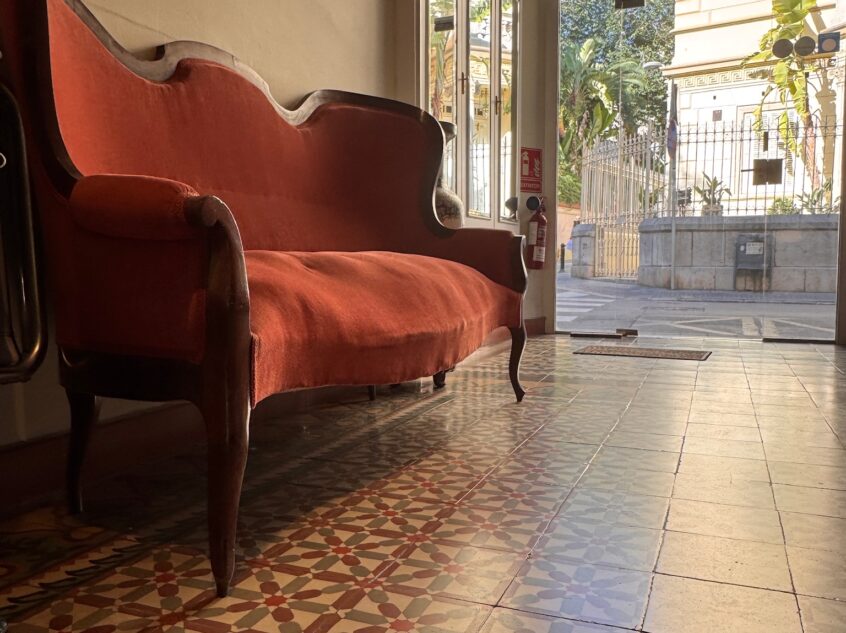 Habitación del Hotel Noucentista con mosaicos originales y balcón