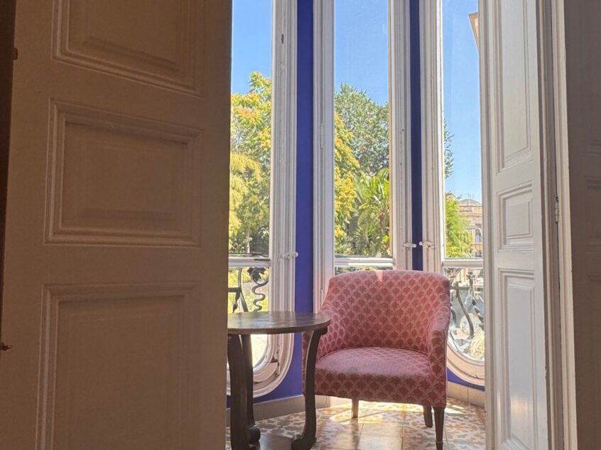 Habitación del Hotel Noucentista con toques de diseño de la costa mediterránea