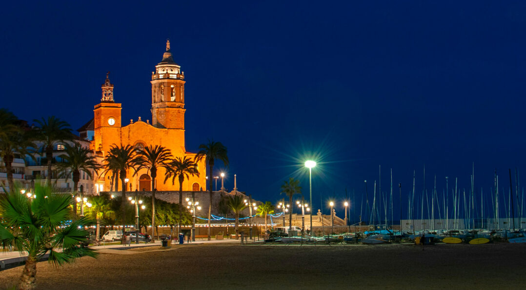 Sitges le soir en bord de mer, base calme pour les visiteurs de l'ISE 2027 à Barcelone