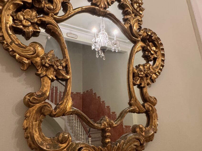 Interior del Hotel Noucentista — detalle modernista restaurado en una casa señorial de Sitges