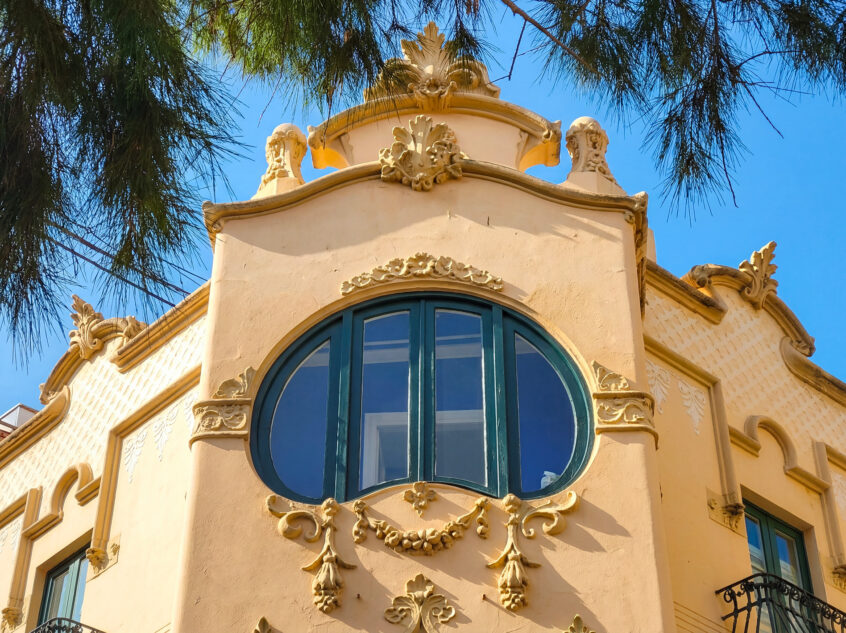 Galería del Hotel Noucentista — vista de la histórica casa modernista de huéspedes