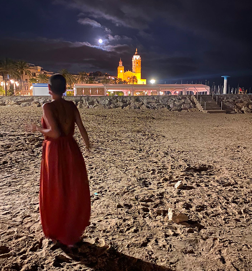 Playa de Sant Sebastià en Sitges — vista de la cala de arena y el mar Mediterráneo