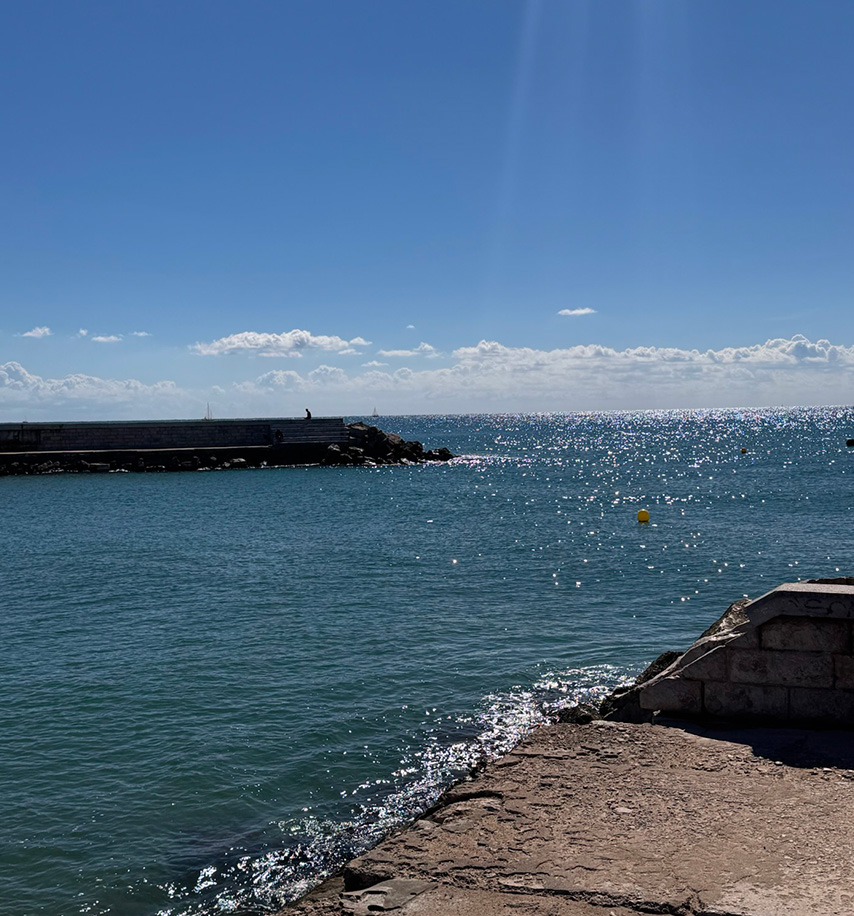 Playa de Sant Sebastià en Sitges — playa de pescadores junto a la iglesia de Sant Bartomeu