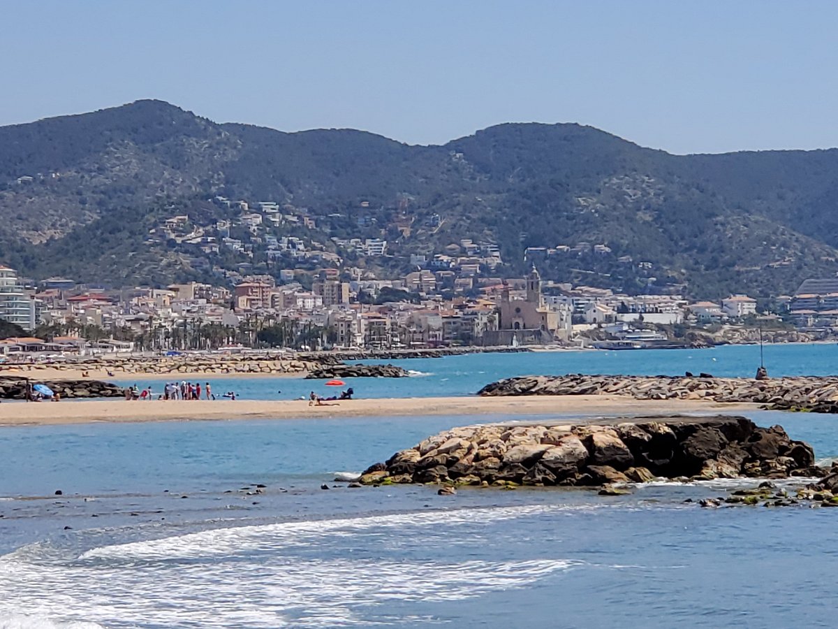 Playa de la Bassa Rodona en Sitges, la más céntrica de la ciudad