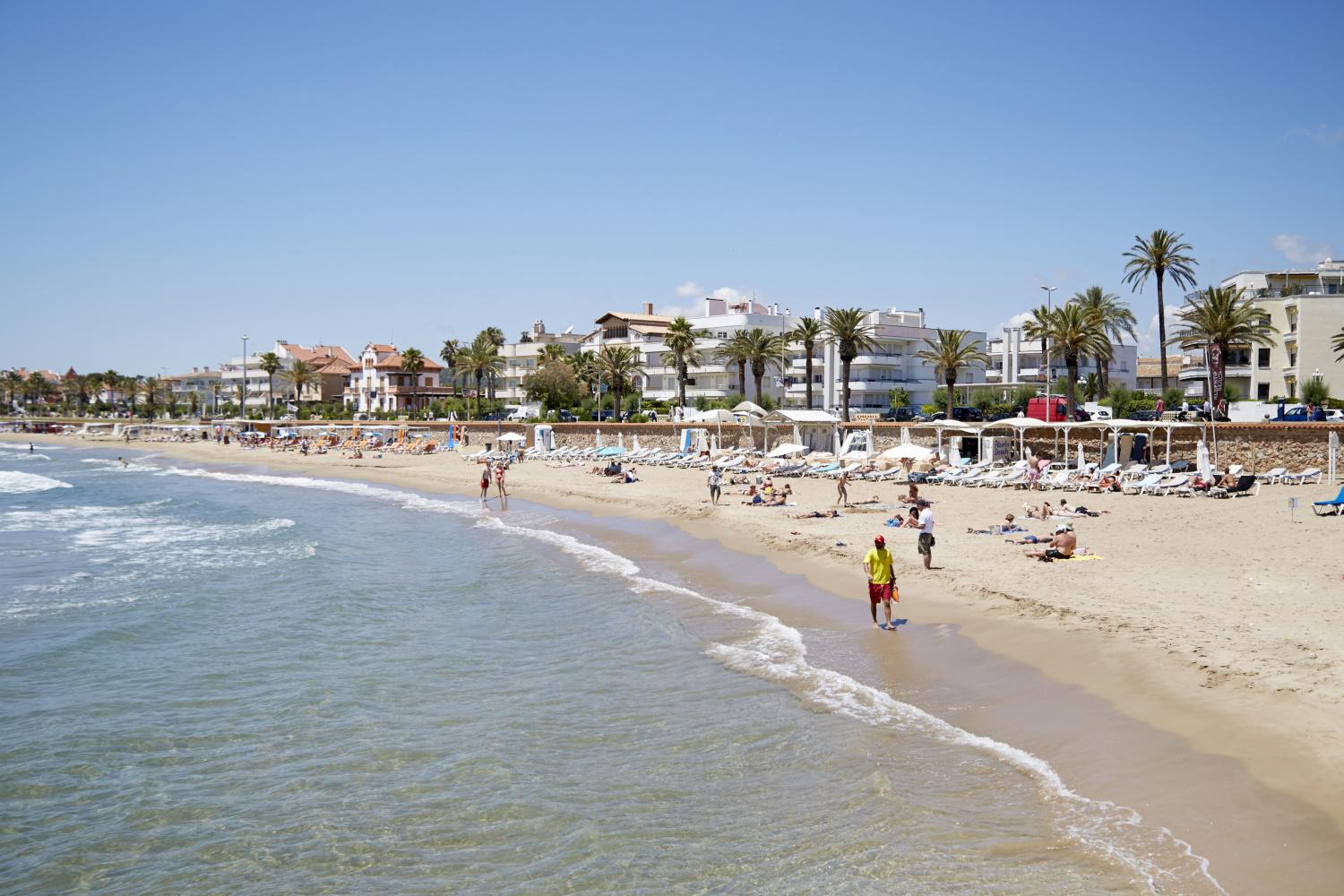 Playa del Estanyol de Sitges vista desde el paseo marítimo