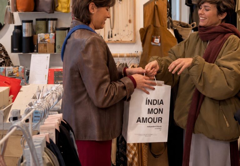 Eine Kundin erhält ihre India-Mon-Amour-Tasche, Shopping im Concept Store in Sitges