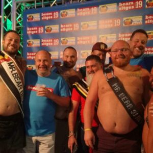 Ambiente de la Bear Week de Sitges, público y fiesta en el paseo marítimo
