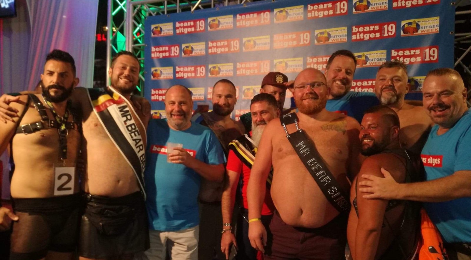 Ambiente de la Bear Week de Sitges, público y fiesta en el paseo marítimo