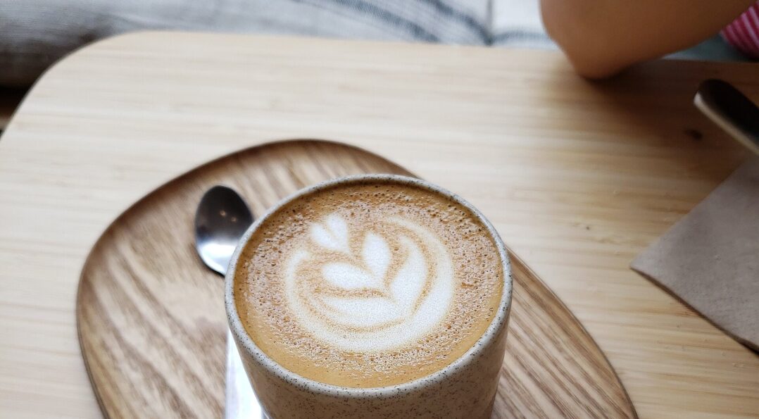 Tasse Cortado am Tresen eines Cafés in Sitges am Morgen
