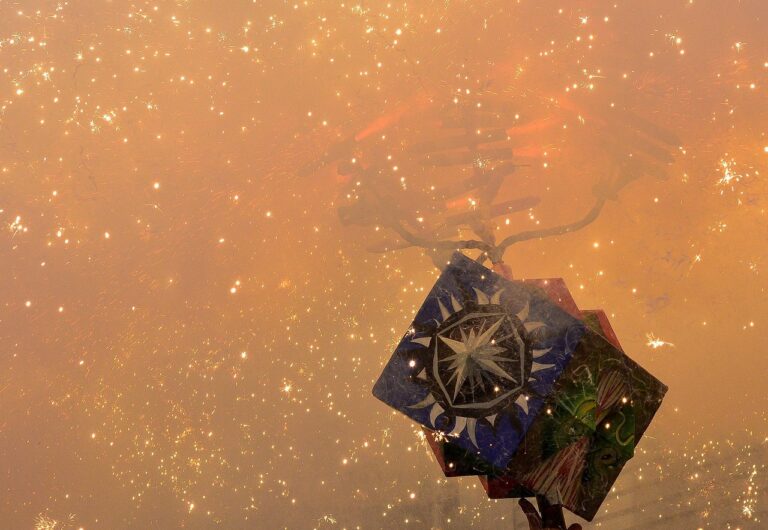 Correfoc der Festa Major in Sitges, Funkenregen in der Nacht