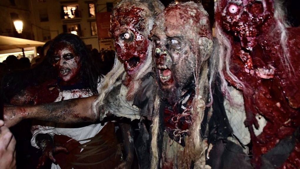 Gruppe von Statisten als Zombies geschminkt am Abend beim Sitges Film Festival