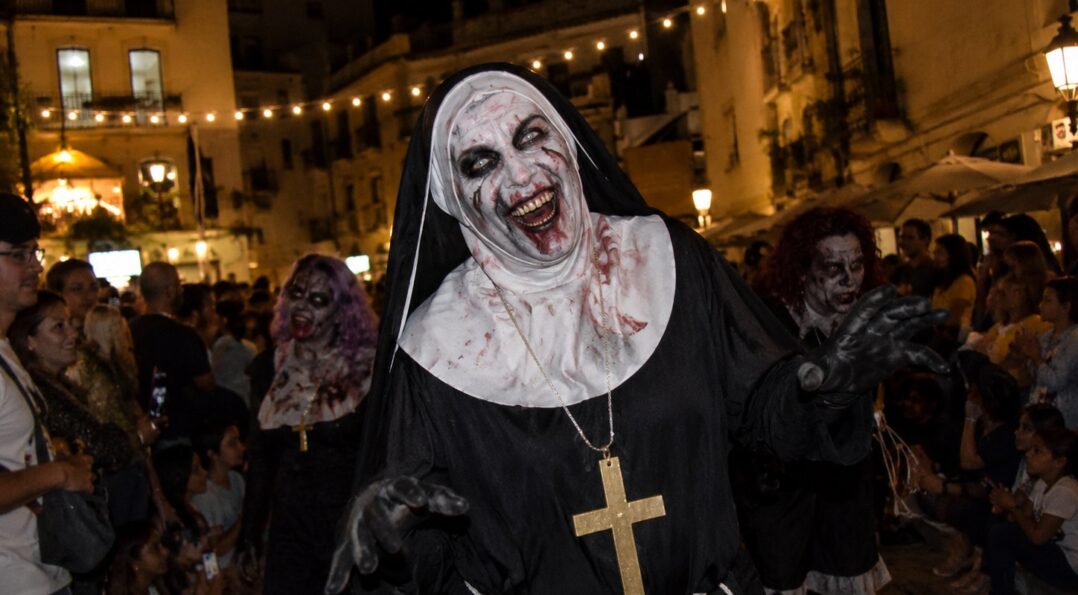 Desfile nocturno del Festival de Sitges, personaje disfrazado por las calles del centro