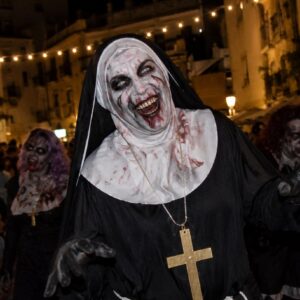 Desfile nocturno del Festival de Sitges, personaje disfrazado por las calles del centro