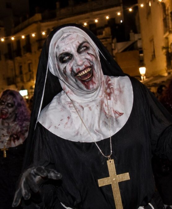Desfile nocturno del Festival de Sitges, personaje disfrazado por las calles del centro