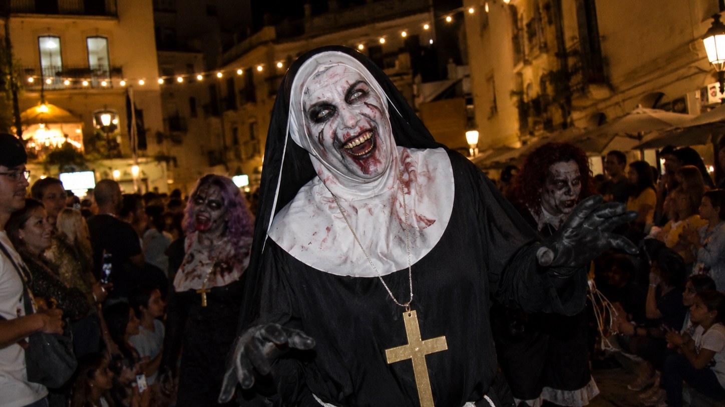 Nächtliche Parade beim Sitges Film Festival, kostümierte Figur in den Gassen der Altstadt