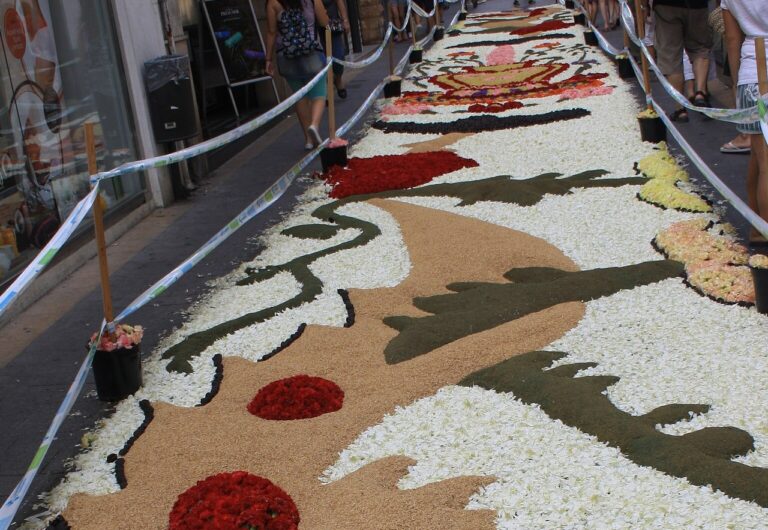 Bunter Blumenteppich beim Corpus in der Altstadt von Sitges