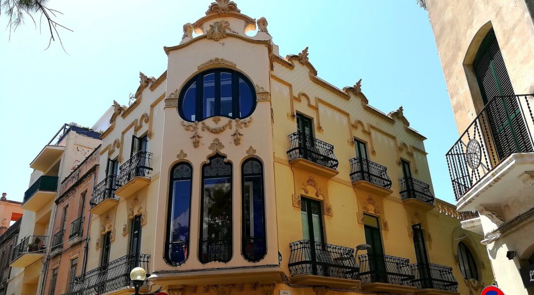 Fachada modernista de la Casa Manuel Planas en el número 21 de la calle Illa de Cuba de Sitges, hoy el Hotel Noucentista