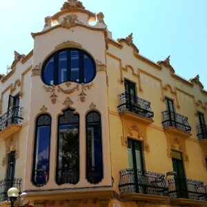 Fachada modernista de la Casa Manuel Planas en el número 21 de la calle Illa de Cuba de Sitges, hoy el Hotel Noucentista