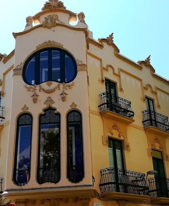 Fachada modernista de la Casa Manuel Planas en el número 21 de la calle Illa de Cuba de Sitges, hoy el Hotel Noucentista