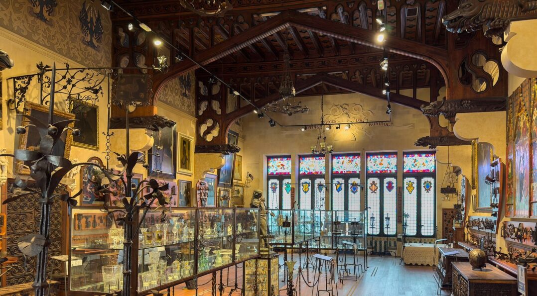 Sala grande del Cau Ferrat de Rusiñol en Sitges, forja y vidrieras del patrimonio modernista