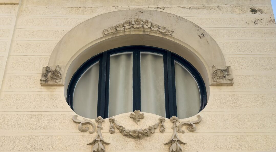 Ojo de buey ovalado y estucos florales de la Casa Manuel Planas, patrimonio modernista de Sitges