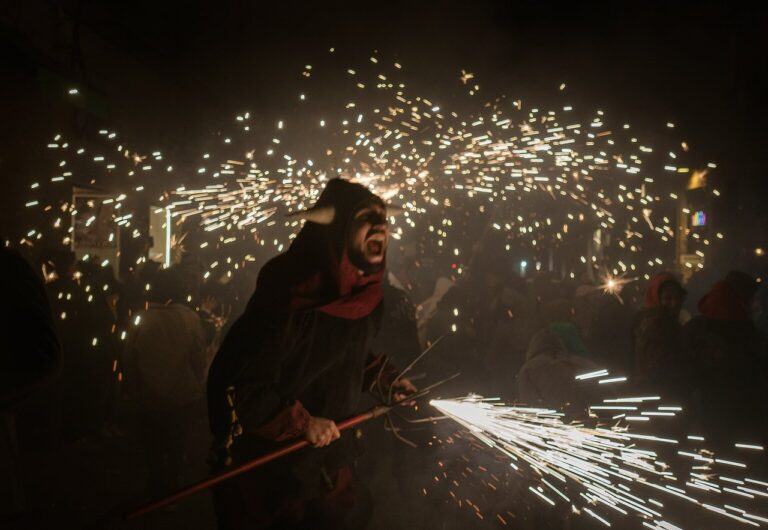 Santa-Tecla-Correfoc in Sitges, Feuerteufel und Funken bei Nacht
