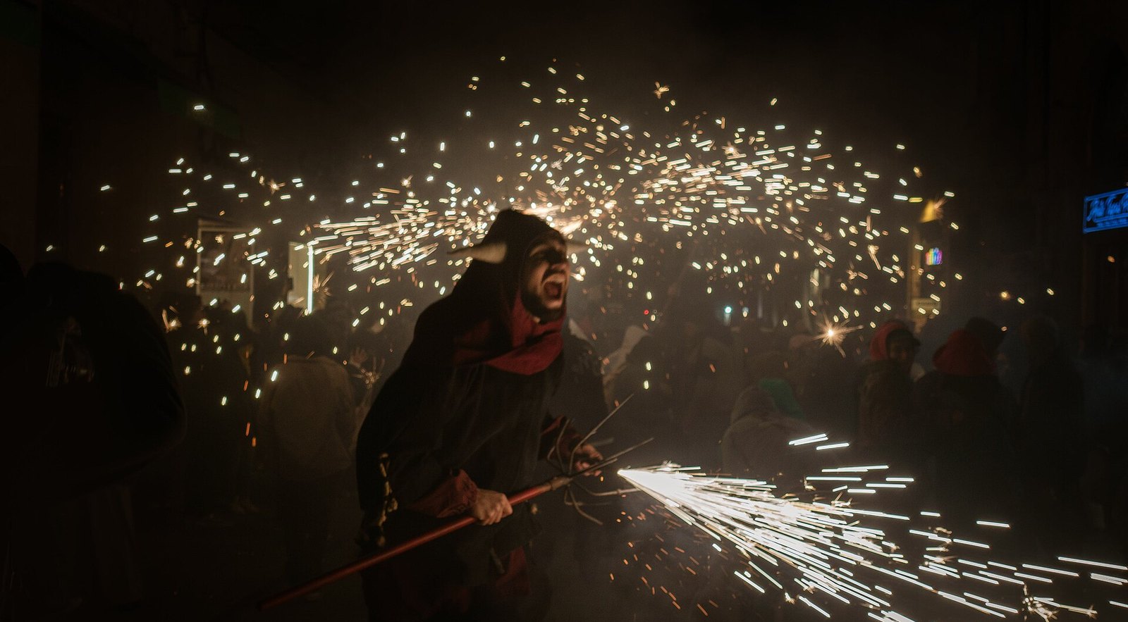 Correfoc de la Santa Tecla à Sitges, diables et gerbes d'étincelles dans la nuit