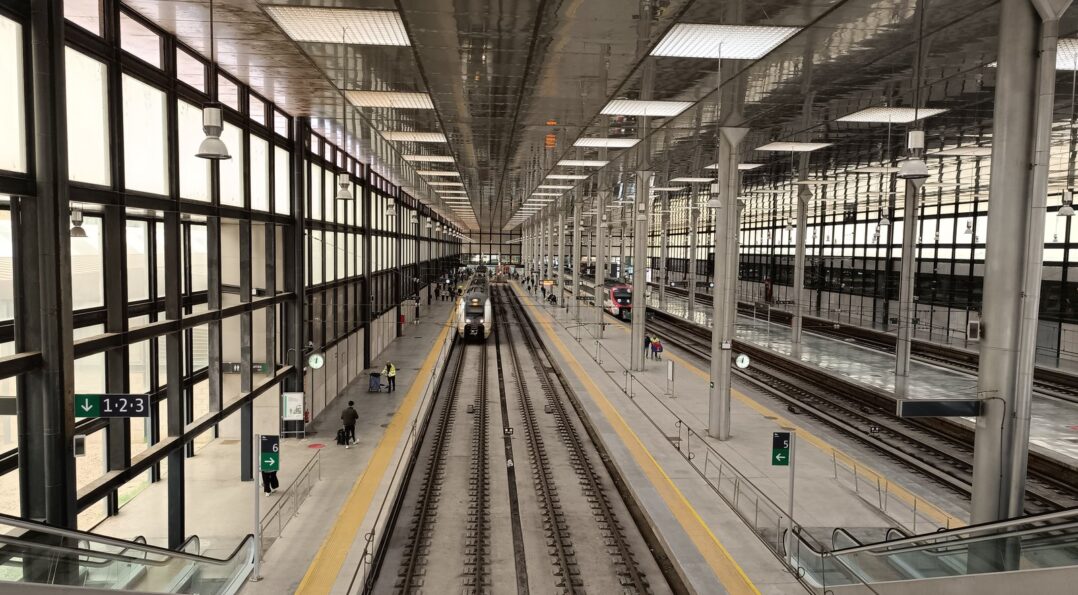 La gare de Sitges sur la ligne Rodalies R2 Sud, à quelques minutes à pied de la vieille ville